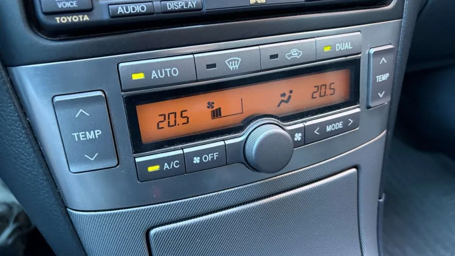 TOYOTA Avensis -