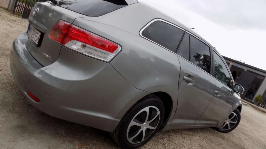 TOYOTA Avensis -