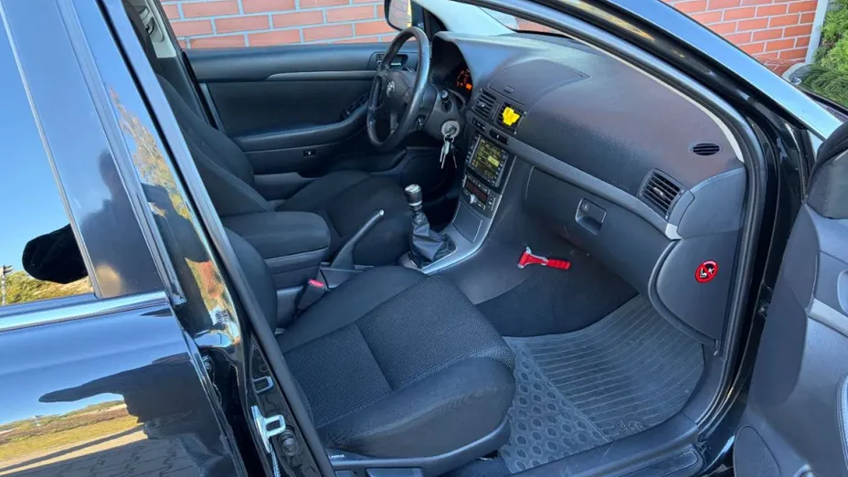 TOYOTA Avensis -