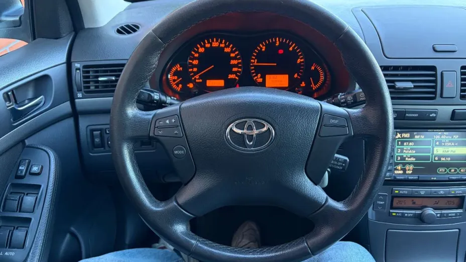 TOYOTA Avensis -