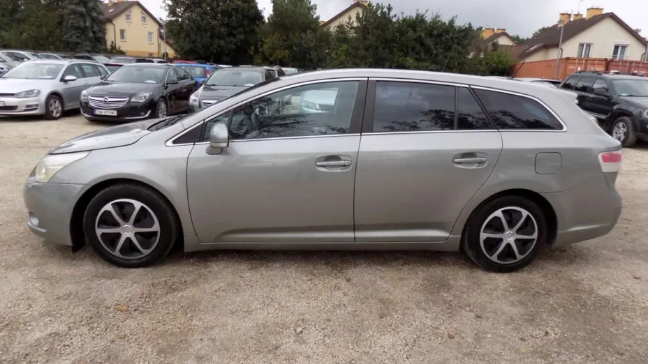 TOYOTA Avensis -