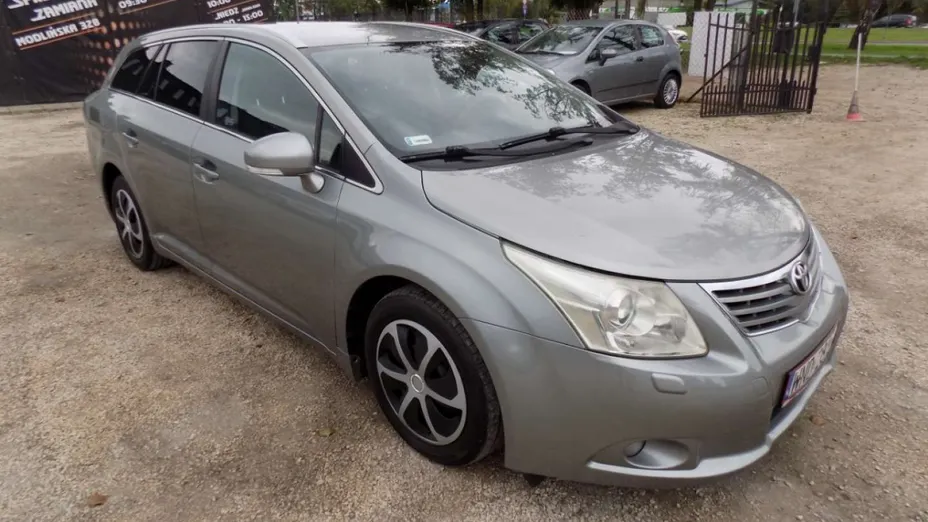 TOYOTA Avensis -