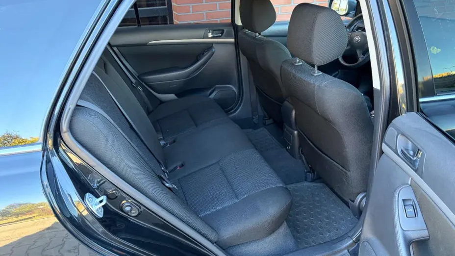 TOYOTA Avensis -