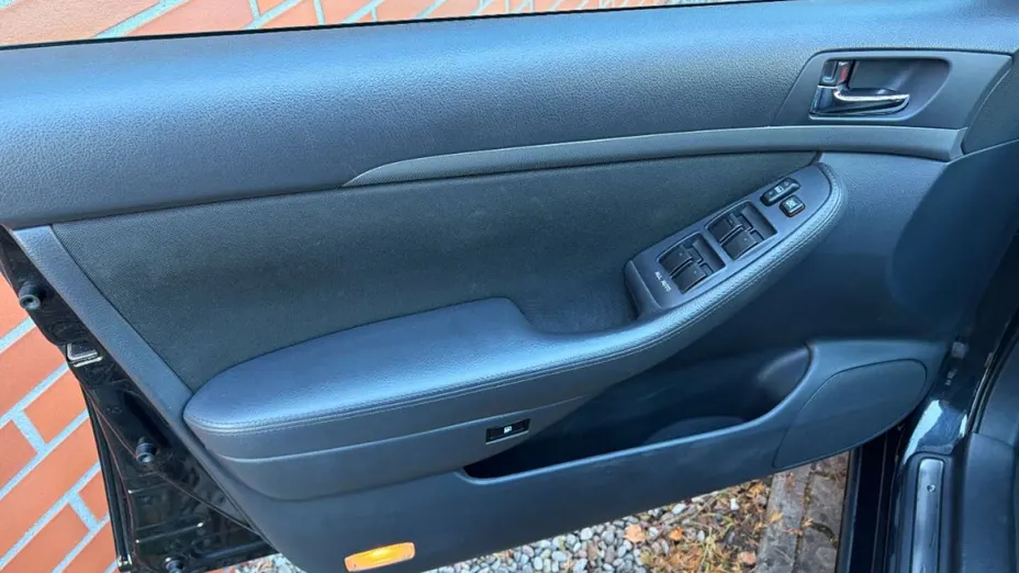 TOYOTA Avensis -
