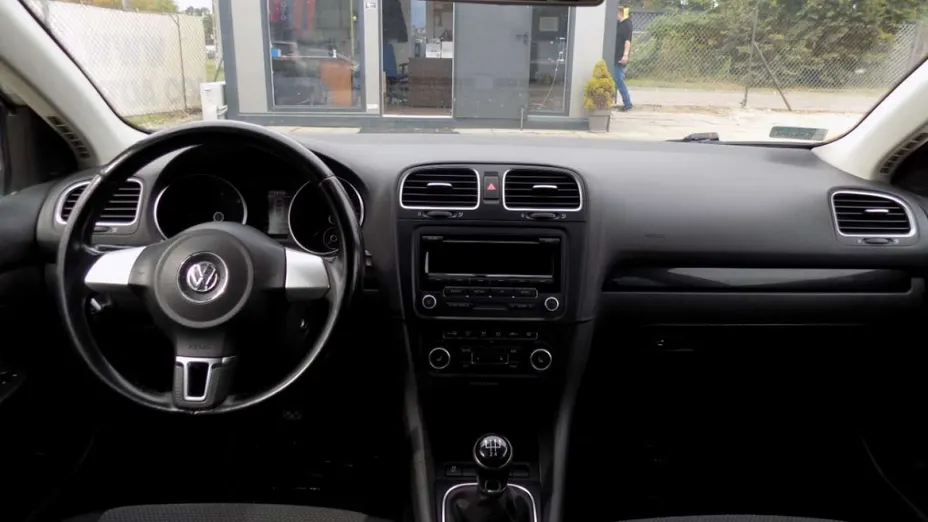 VOLKSWAGEN Golf -