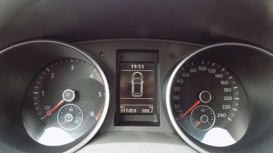 VOLKSWAGEN Golf -