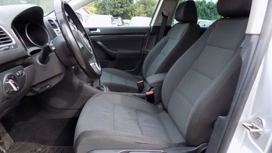VOLKSWAGEN Golf -