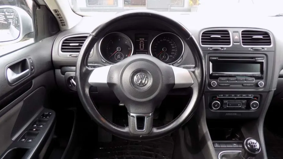 VOLKSWAGEN Golf -
