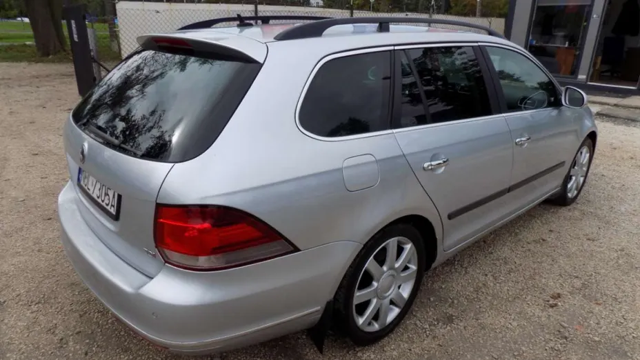 VOLKSWAGEN Golf -