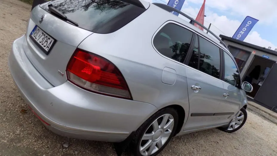 VOLKSWAGEN Golf -
