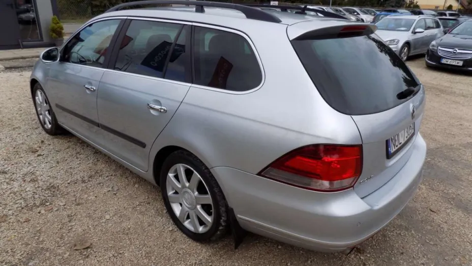 VOLKSWAGEN Golf -
