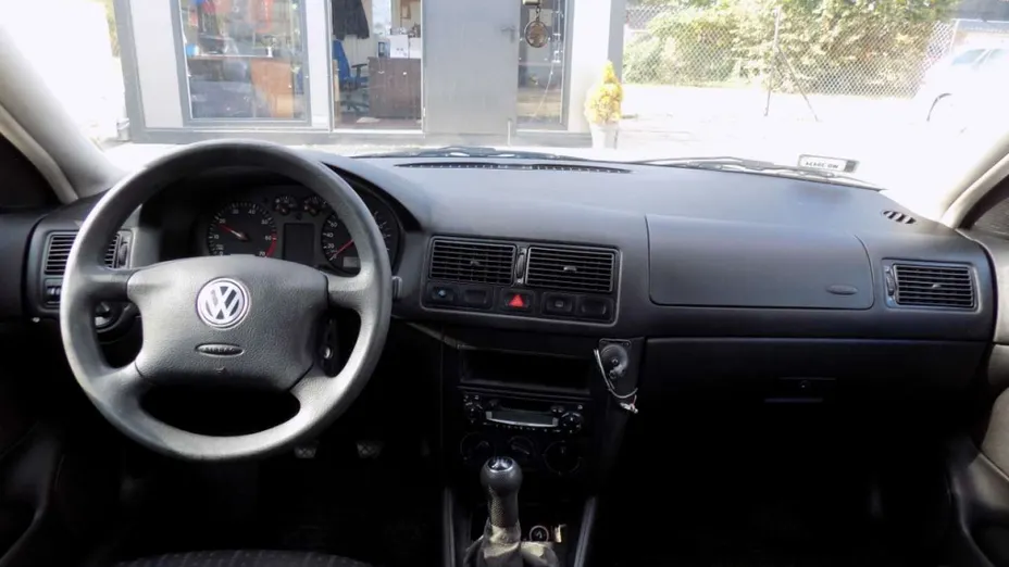 VOLKSWAGEN Golf -