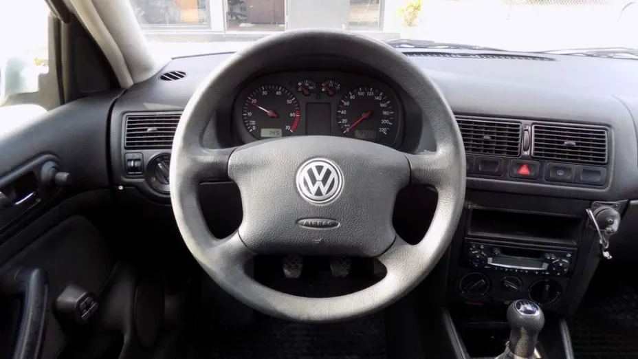 VOLKSWAGEN Golf -