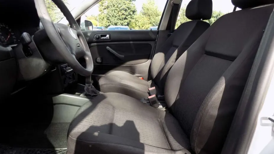 VOLKSWAGEN Golf -