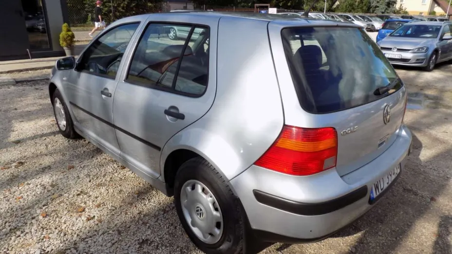 VOLKSWAGEN Golf -