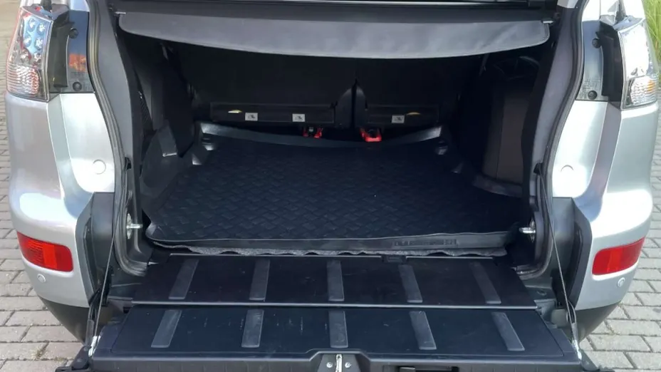 MITSUBISHI Outlander -