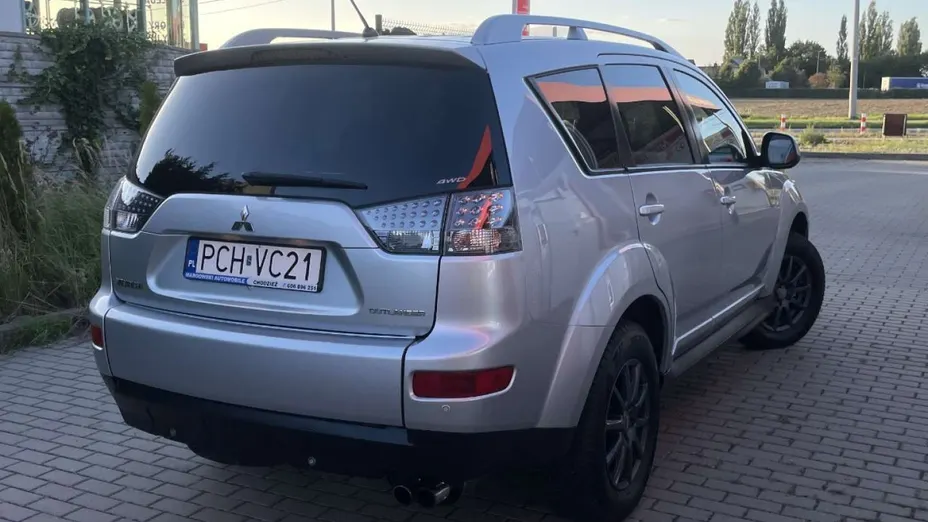 MITSUBISHI Outlander -