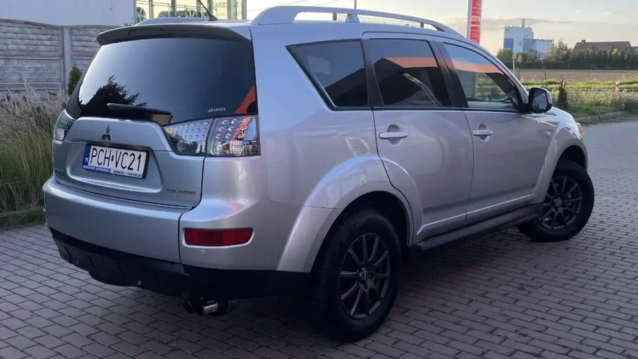 MITSUBISHI Outlander -