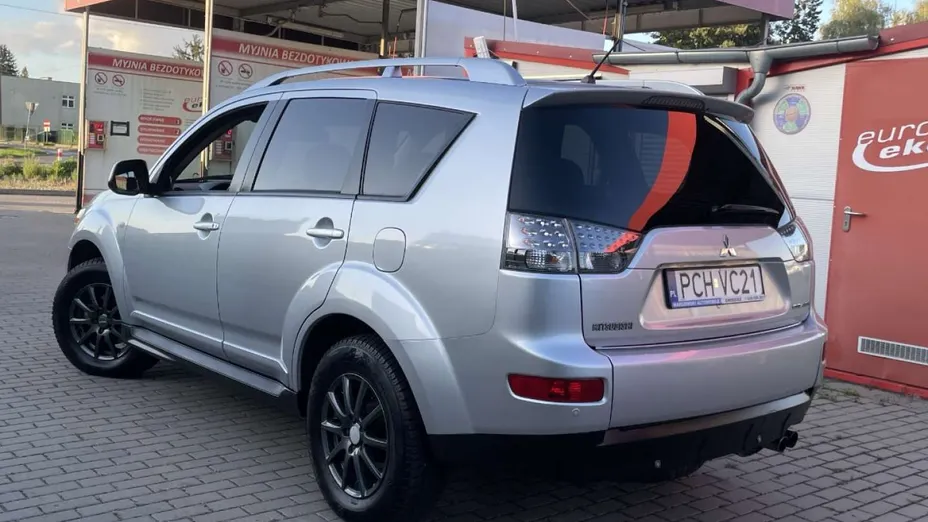 MITSUBISHI Outlander -