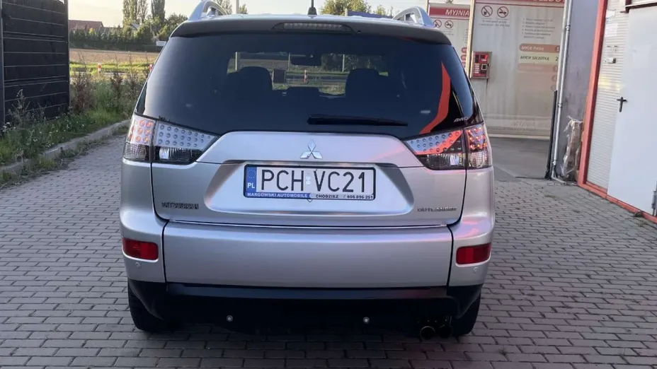 MITSUBISHI Outlander -