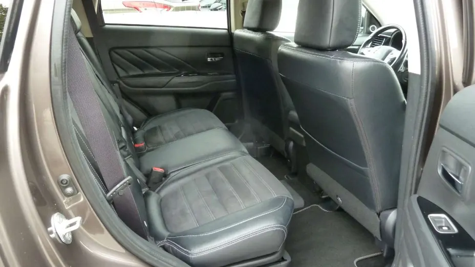 MITSUBISHI Outlander -