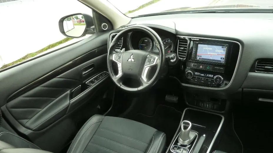 MITSUBISHI Outlander -