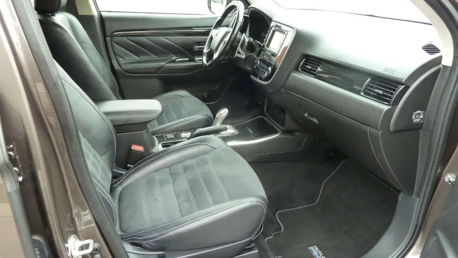 MITSUBISHI Outlander -