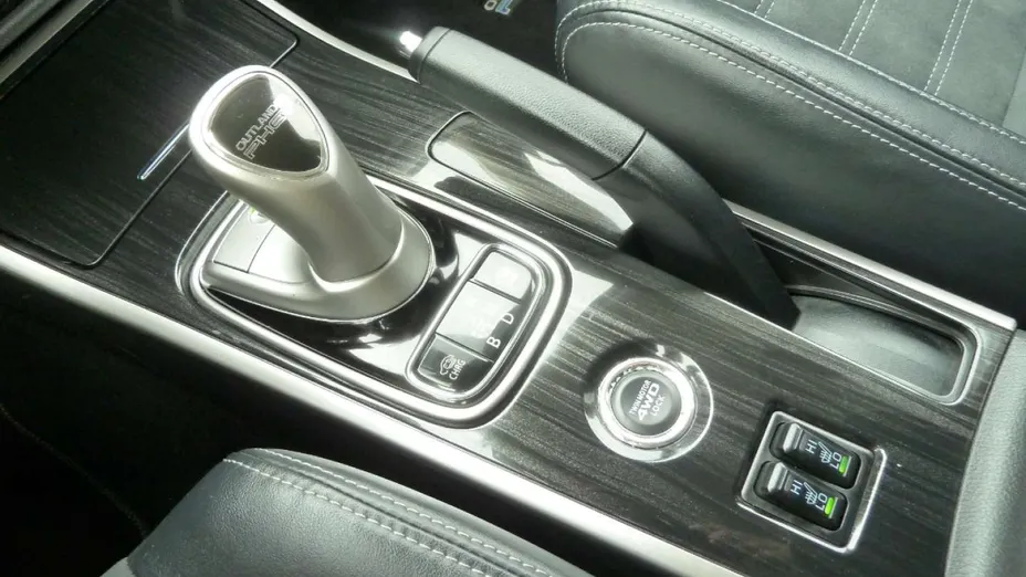 MITSUBISHI Outlander -