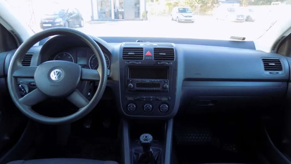 VOLKSWAGEN Golf -
