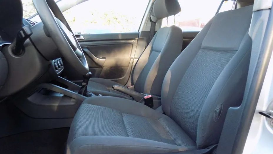 VOLKSWAGEN Golf -