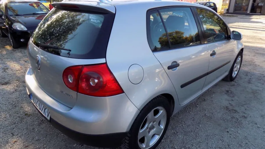 VOLKSWAGEN Golf -