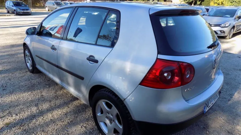 VOLKSWAGEN Golf -
