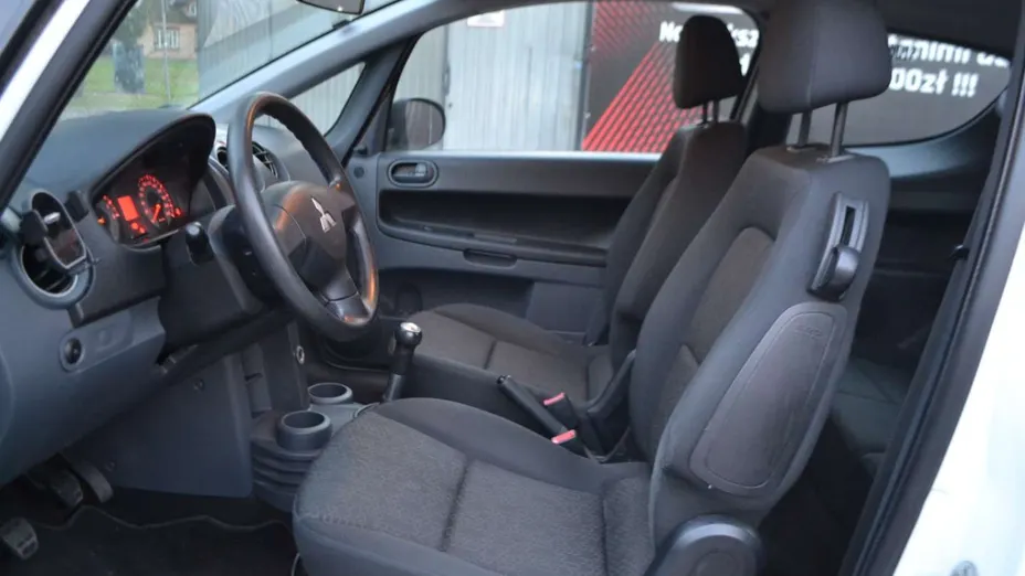 MITSUBISHI Colt -