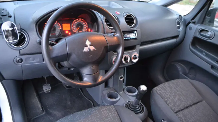 MITSUBISHI Colt -