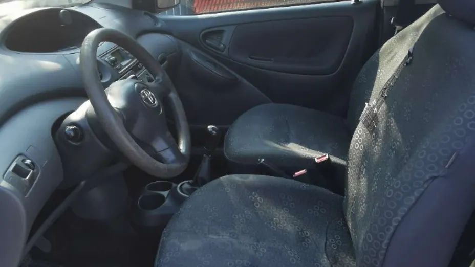 TOYOTA Yaris -