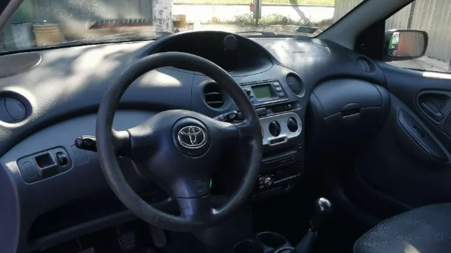 TOYOTA Yaris -
