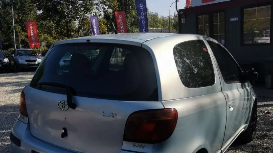TOYOTA Yaris -