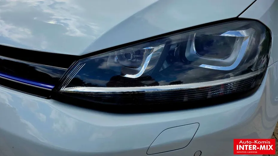 VOLKSWAGEN Golf -