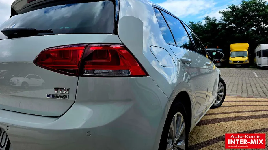 VOLKSWAGEN Golf -