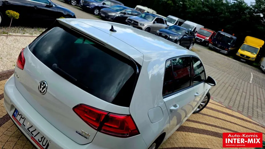 VOLKSWAGEN Golf -