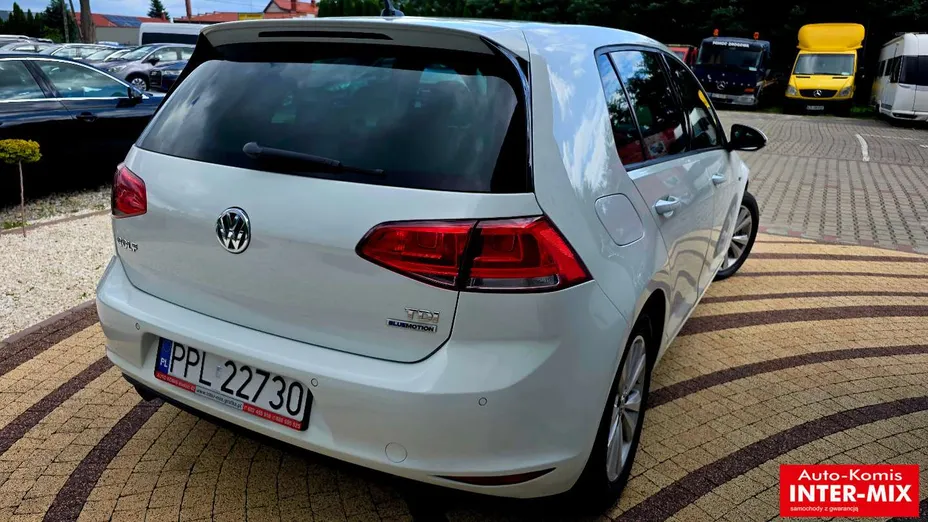 VOLKSWAGEN Golf -