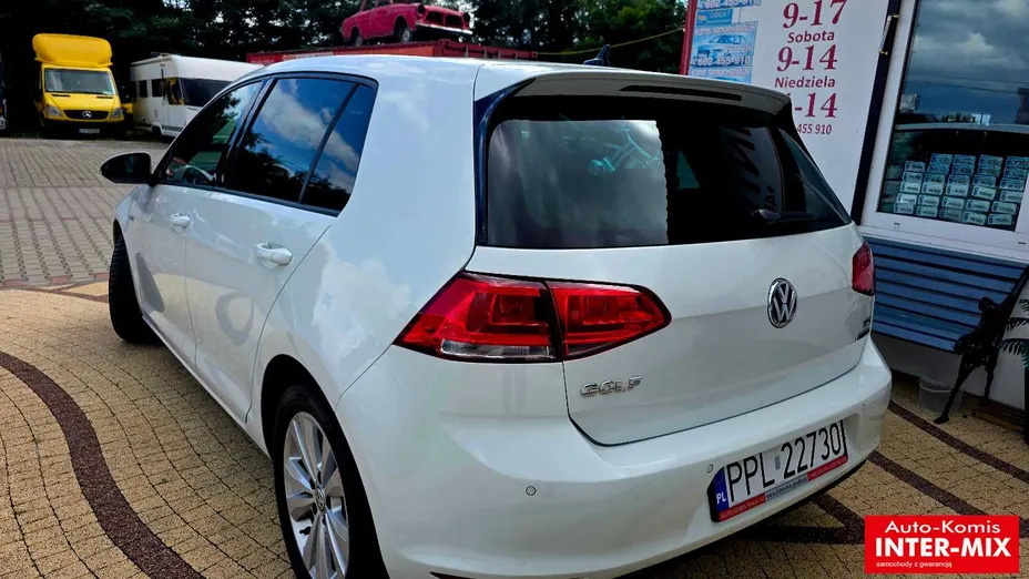 VOLKSWAGEN Golf -