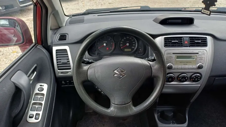 SUZUKI Liana -