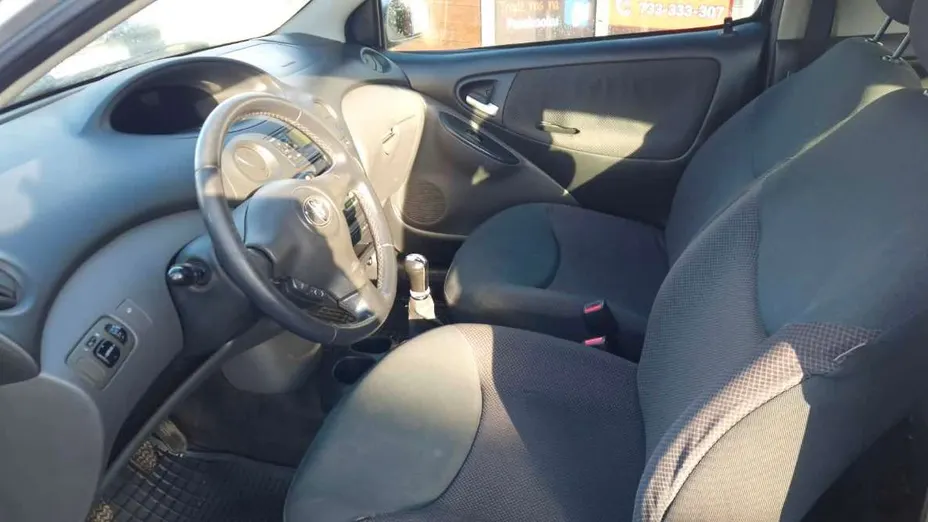 TOYOTA Yaris -