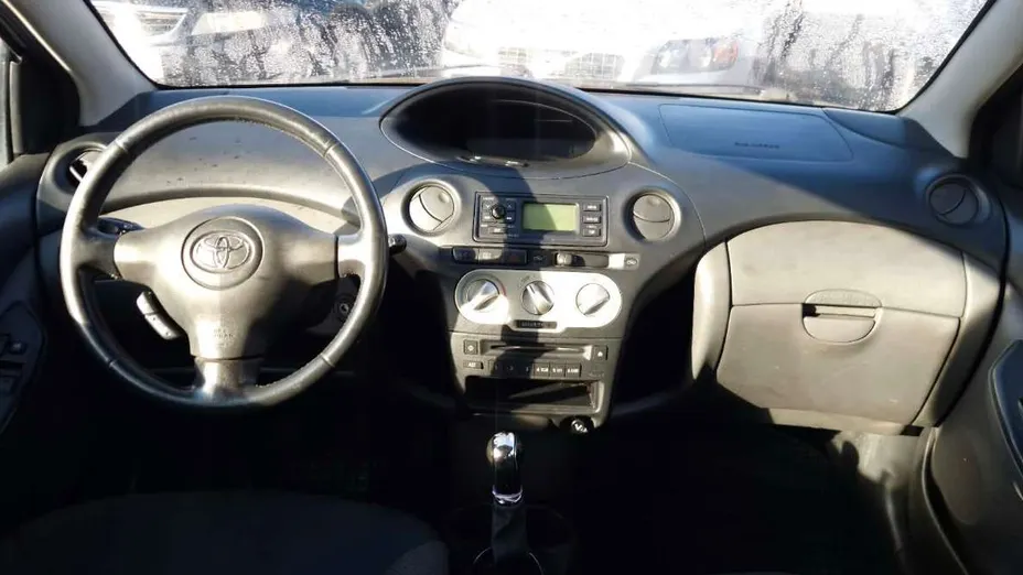 TOYOTA Yaris -