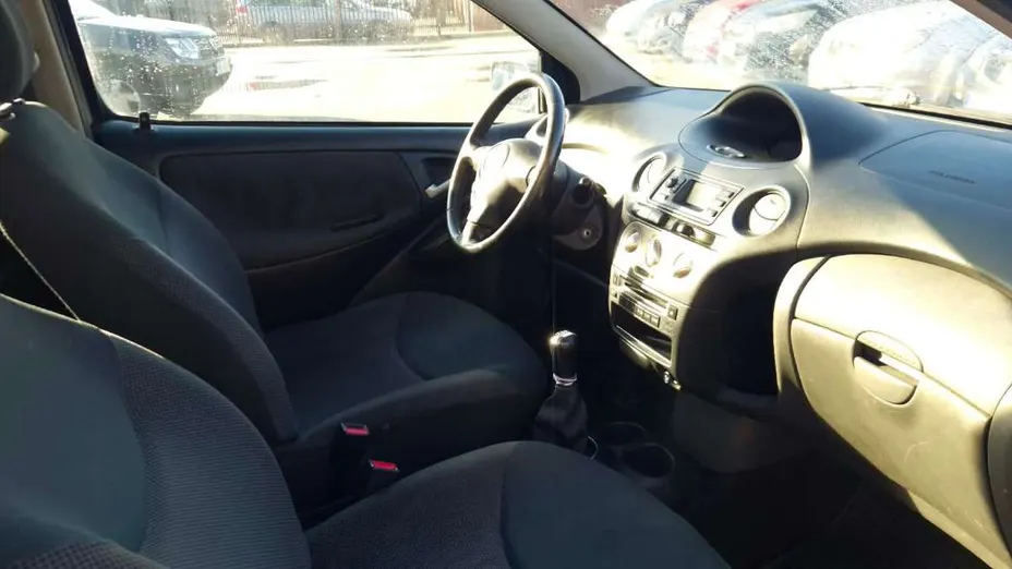 TOYOTA Yaris -