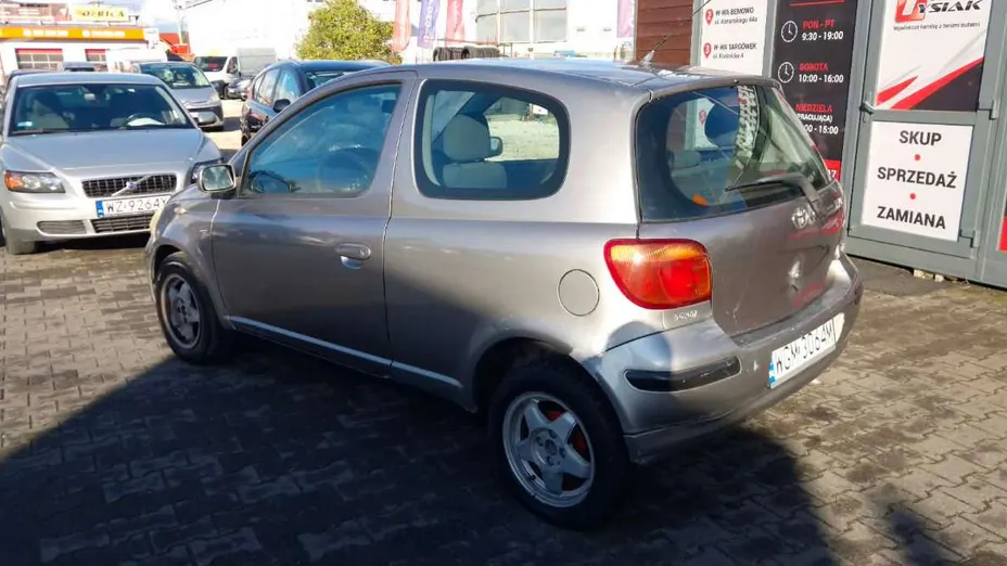 TOYOTA Yaris -