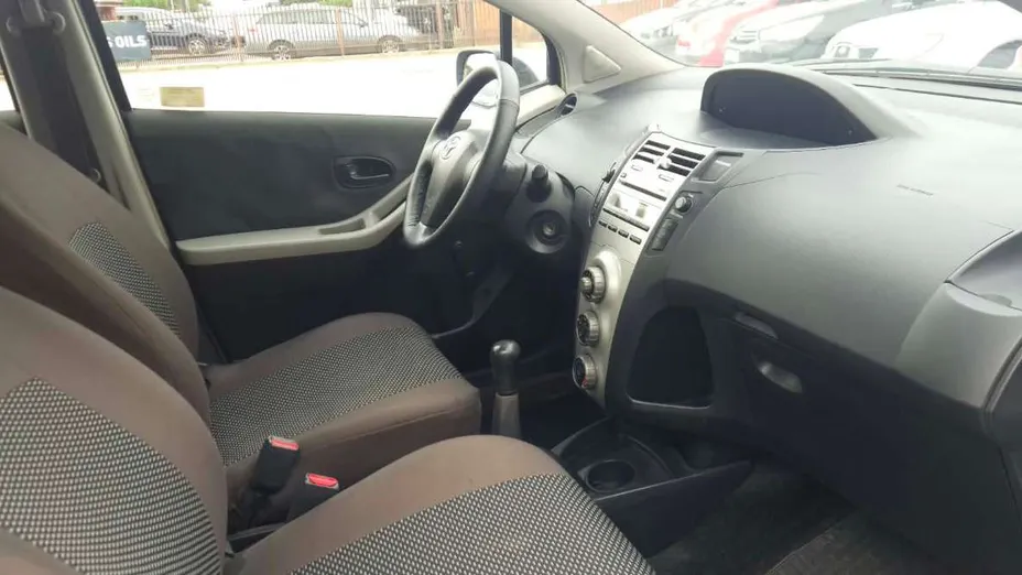 TOYOTA Yaris -