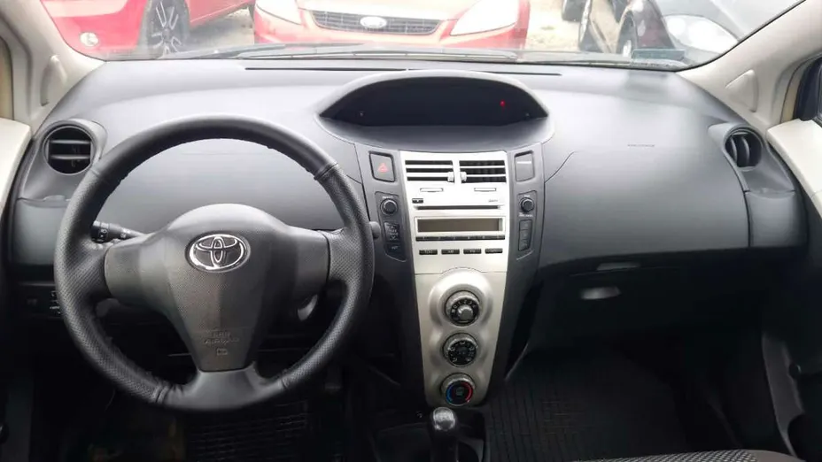 TOYOTA Yaris -