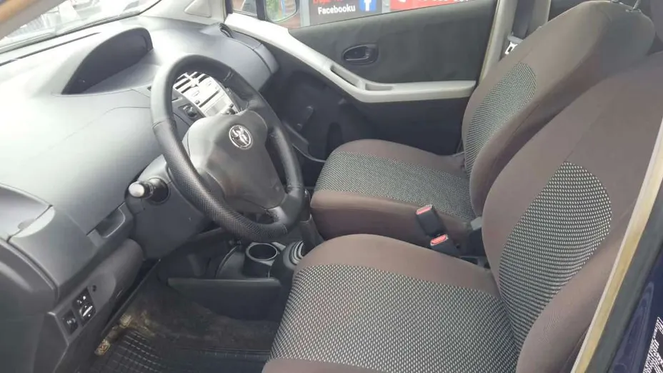 TOYOTA Yaris -